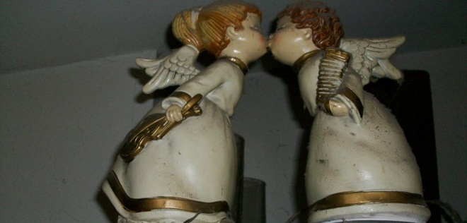 kissing angels